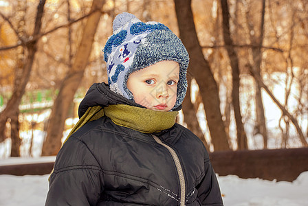 冬天小男孩户外快乐帽子童年衣服冻结孩子季节围巾寒意青年图片
