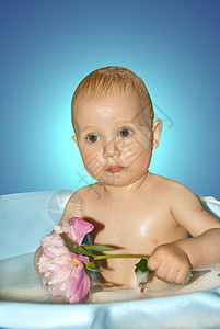 小男孩在洗澡 手拿着花微笑身体盆地浴室孩子房间快乐乐趣卫生婴儿图片