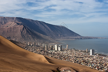 在智利北部一个巨大的沙丘后面图片