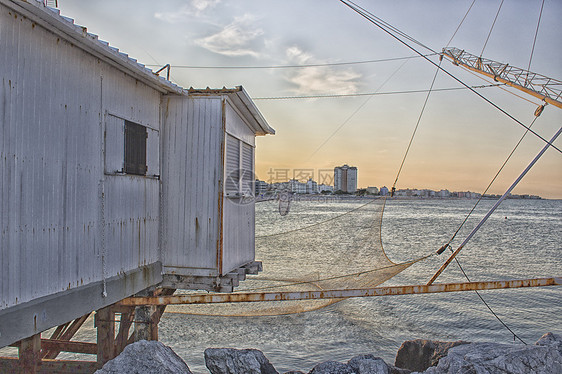港口通道上的渔船小屋旅游港城市避风港旗帜引擎对接码头窝藏避难所庇护所图片