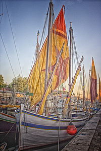 港口海峡的帆船和发动机艇旗帜避风港引擎泊位码头窝藏城市旅游港小艇港口图片