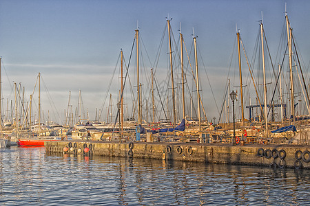 港口海峡的帆船和发动机艇港口码头城市旗帜小艇避风港避难所小屋窝藏游客图片