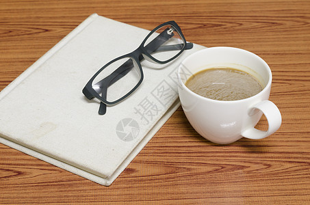 咖啡杯和带眼镜的笔记本日记会议记事本写作台面金融抄写员桌子办公室商业图片