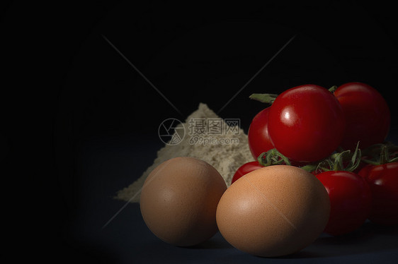 新鲜棕红蛋 樱桃西红柿和面粉图片