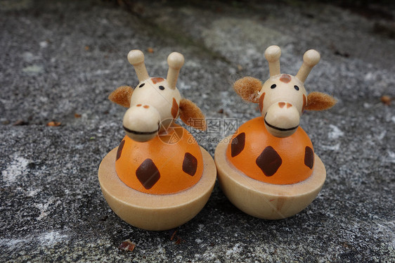 玩具长颈鹿橙子圆形哺乳动物喜悦石头棕色幸福微笑童年朋友们图片