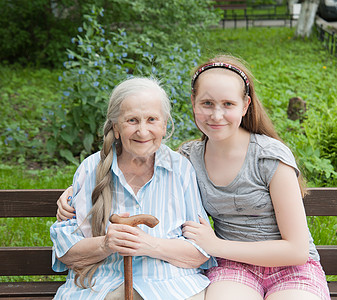 祖母与她的外孙女笑着微笑亲热女性女儿成年人援助祖父母幸福友谊老化快乐图片