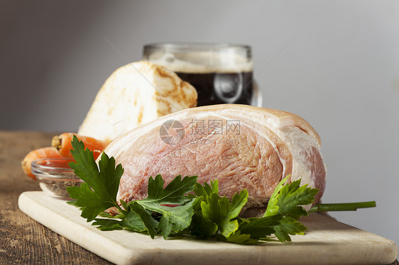 烤猪肉饭的原料腰部食物玻璃棕色芹菜美食啤酒木头盘子饺子图片