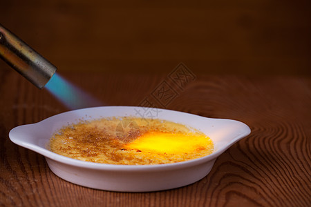 燃烧火焰 熔化一块小黑黄色食物蓝色喷灯香草棉花甜点钎焊焦糖烹饪图片