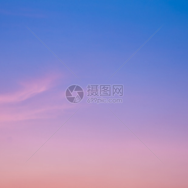 夜晚的天空紫色沙漠多云阳光橙子日落蓝色太阳云景图片