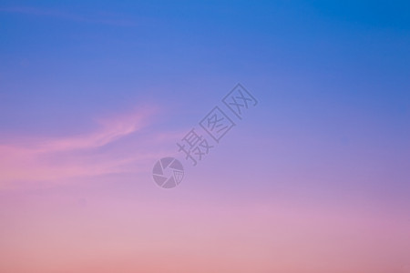 夜晚的天空橙子蓝色日落多云太阳云景阳光紫色背景图片