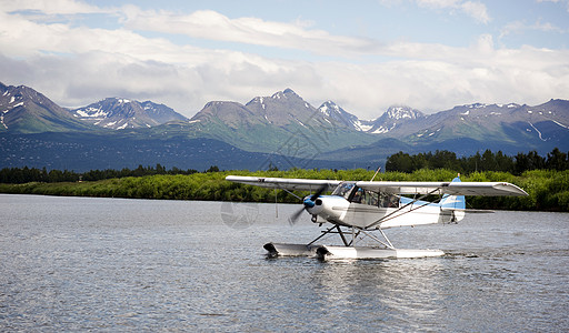 阿拉斯加最后边界线上着陆的阿拉斯加单一飞机图片