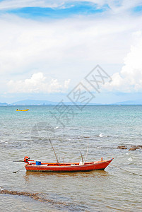 红船在海上蓝色旅行旅游海滩天空白色红色石头背景图片