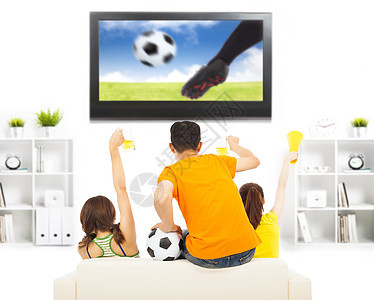 年轻球迷在看足球赛时大喊大叫女士伙伴胜利女性啤酒合作手臂屏幕锦标赛家庭图片