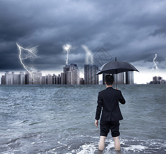 拥有雨伞和雷电风雨背景的生意人图片