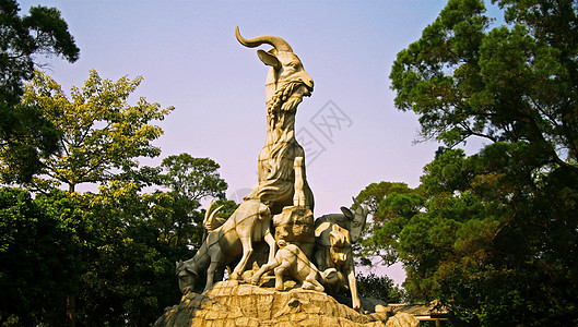 中国广州市五座山羊雕像历史性蓝色故事童话石头天空地标历史雕塑旅行图片