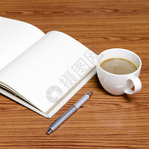咖啡和笔记本木头杯子写作商业陶瓷笔记文档宏观饮料桌子图片