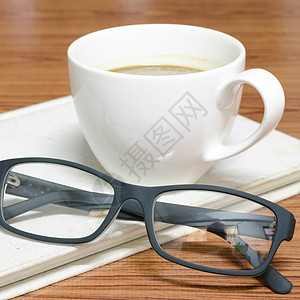 咖啡杯和带眼镜的笔记本金融杯子清单商业桌子写作咖啡记事本台面办公室图片
