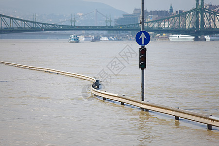 洪水泛滥的街道自然灾害交通码头灾难海浪红绿灯首都银行城市支撑图片