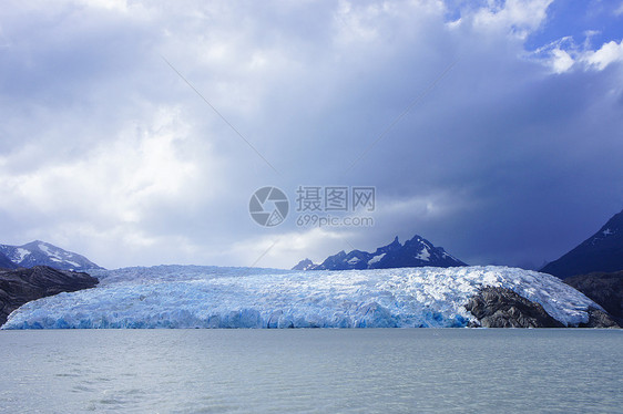 智利国家公园灰色冰川拉丁山脉蓝色天空图片