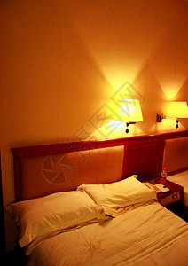 晚上睡在卧室内 以柔软的颜色灯光桌子卫生间装饰房子床罩睡眠家庭房间酒店图片
