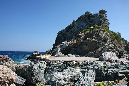 岩石上的教堂天空假期旅游海景海岸蓝色地平线悬崖图片