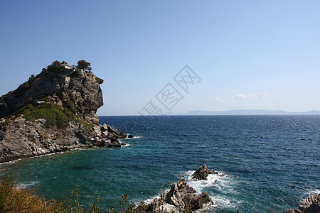 岩石上的教堂蓝色海景旅游假期悬崖天空地平线海岸图片