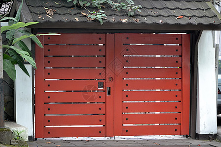 红色木制门图片