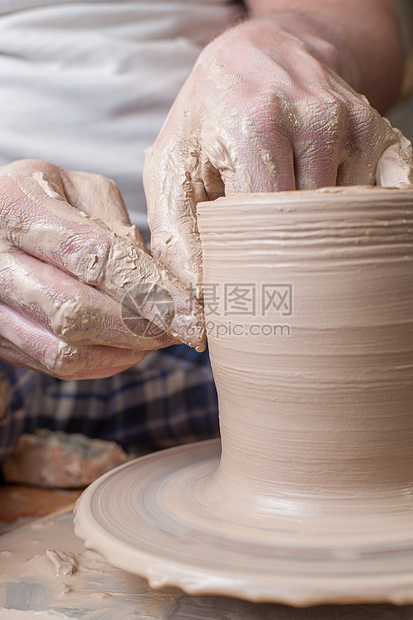 陶匠的手女士杯子黏土陶器制品花瓶工作压力手指艺术图片
