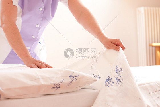 妇女做床铺女佣休息室房间主妇疗养院护士酒店打扫亚麻帮助图片