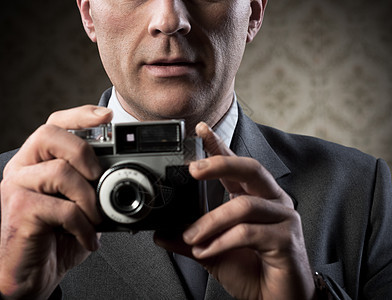 配有旧相机的摄影师记者专注工作室爱好男人美容复古职业拍照男性图片