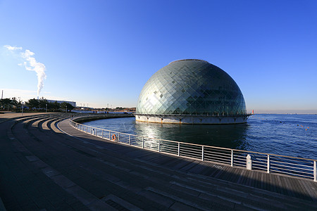 大阪海洋博物馆建筑远景天空阳光圆顶风景背景图片