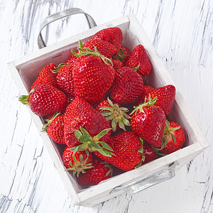 草莓市场白色木头背景静物浆果季节性园艺红色早餐图片