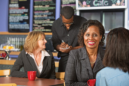 女商业妇女食堂黑色咖啡屋中年女性服务员小酒馆服务器咖啡师朋友图片