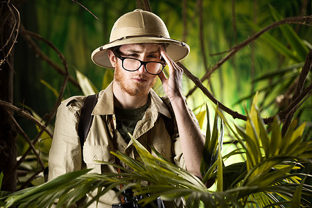 头痛发烧森林极端冒险家尿尿热带雨林藤本植物丛林眼镜游客图片