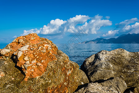 岩石 海浪和蓝天空 云彩图片