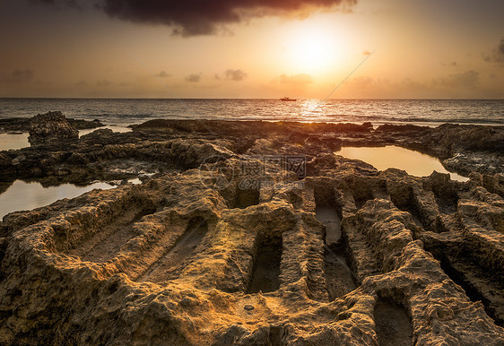 海面和岩石海岸的日落 与古老的废墟阳光反射太阳支撑海洋海浪旅行建筑学风景水池图片