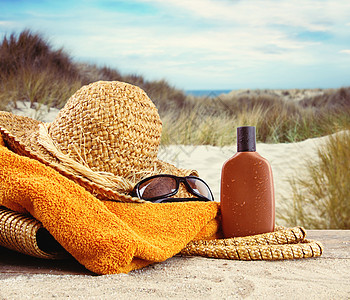 沙滩上用毛巾和润滑剂织帽图片