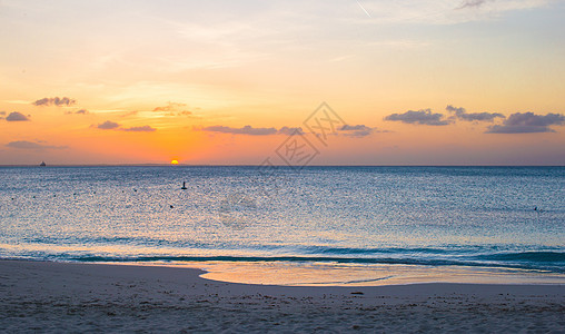 特克斯和凯科斯群岛普罗维登夏莱斯美丽的日落海景放松蓝色海岸热带海岸线帆船天空血管海浪图片