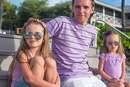 有三个家庭坐在木船坞上 享受海洋观光紫色成人海岸线孩子热带女儿幸福女性假期海景图片