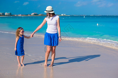 在热带海滩上的母亲和她的小女儿在热带海滩上异国成人婴儿海岸父母享受孩子旅游父亲童年图片