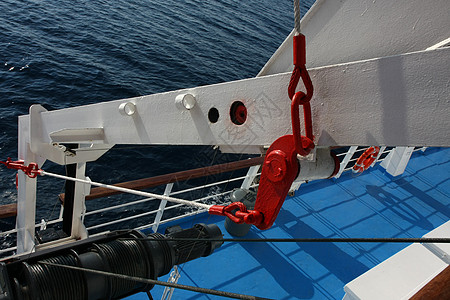 船舶设备白色绳索绞盘渡船假期蓝色血管海洋航海运输图片