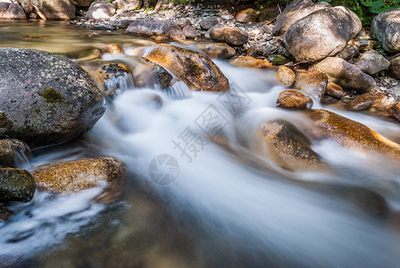 溪口巨石岩石白色棕色环境急流溪流风景石头流动图片