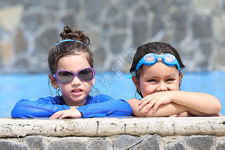 泳池里两个小女孩的肖像图片