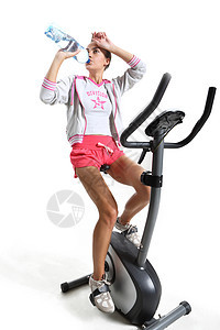 锻炼后 疲累的女子将头额上的汗水擦干健身房休息体操心率女性女孩成年自行车运动饮食图片