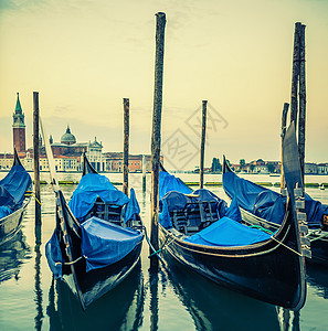 Gondolas 日落时漂浮在大运河上图片