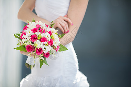 新娘手中的美丽的婚礼花束子庆典裙子女性婚姻衣服订婚玫瑰首饰辉光奢华图片