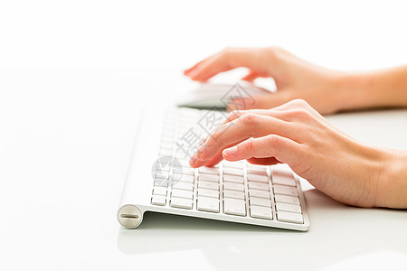 一个人用键盘在白背景上工作的人的手手腕支撑扭伤冒险隧道绷带宽慰肌腱卫生症状图片