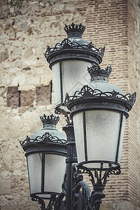 欧洲 传统的带有装饰性金属的街道灯光照明图片