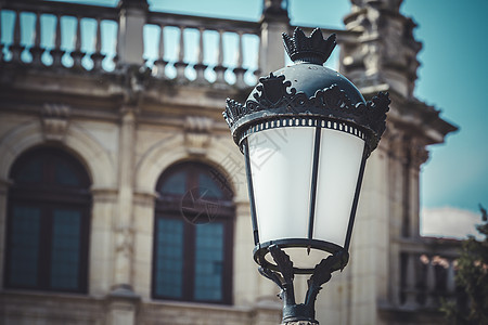 带有装饰性金属的传统街灯蓬勃发展灯柱城市力量青铜照明灯笼文化建筑学天空邮政图片