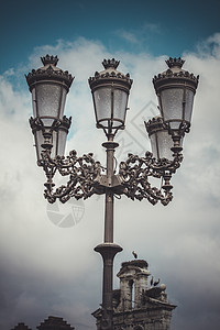 带有装饰性金属的传统街灯蓬勃发展灯笼路灯气体灯柱力量青铜文化城市建筑学日落图片